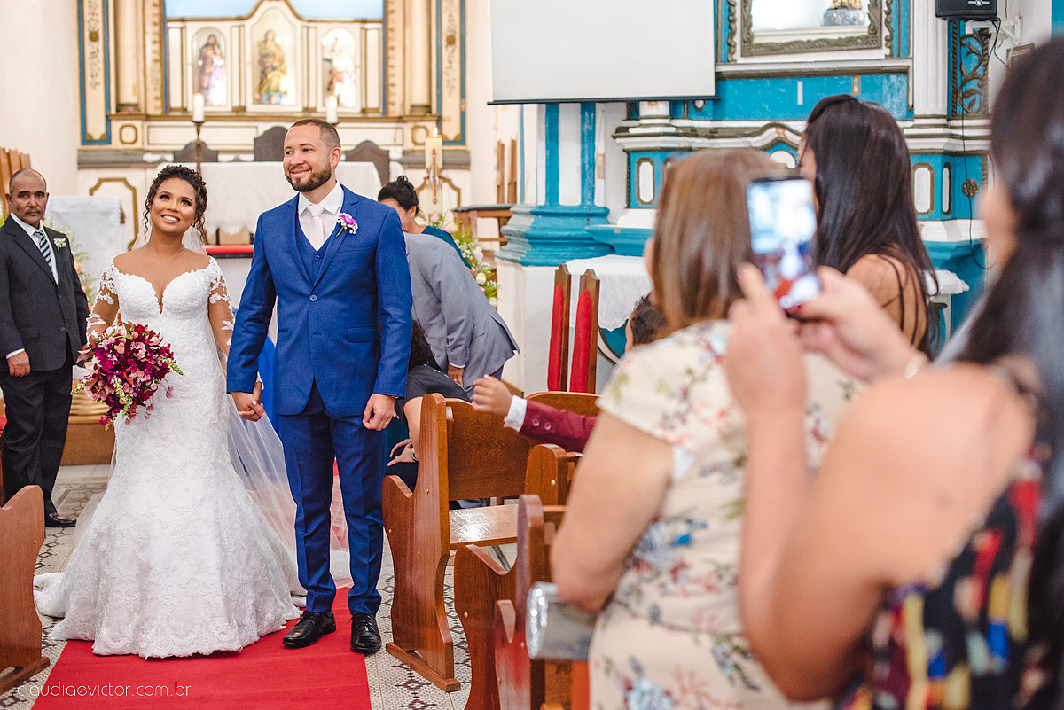 Lindo casamento realizado em serra fotografado por fotógrafos de casamento de vila velha fotógrafos de casamento de vitória fotógrafos de casamento de serra espirito santo ES vestido de noiva noivo na igreja católica e banda ao vivo