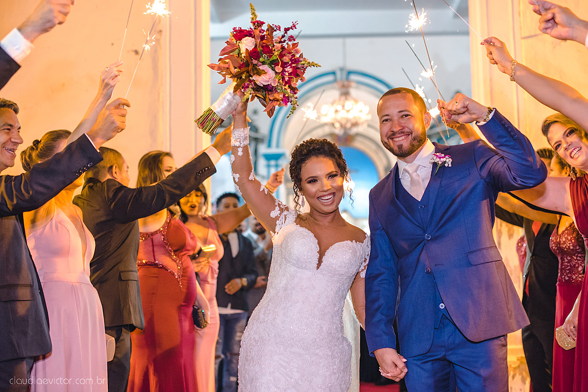Lindo casamento realizado em serra fotografado por fotógrafos de casamento de vila velha fotógrafos de casamento de vitória fotógrafos de casamento de serra espirito santo ES vestido de noiva noivo na igreja católica e banda ao vivo
