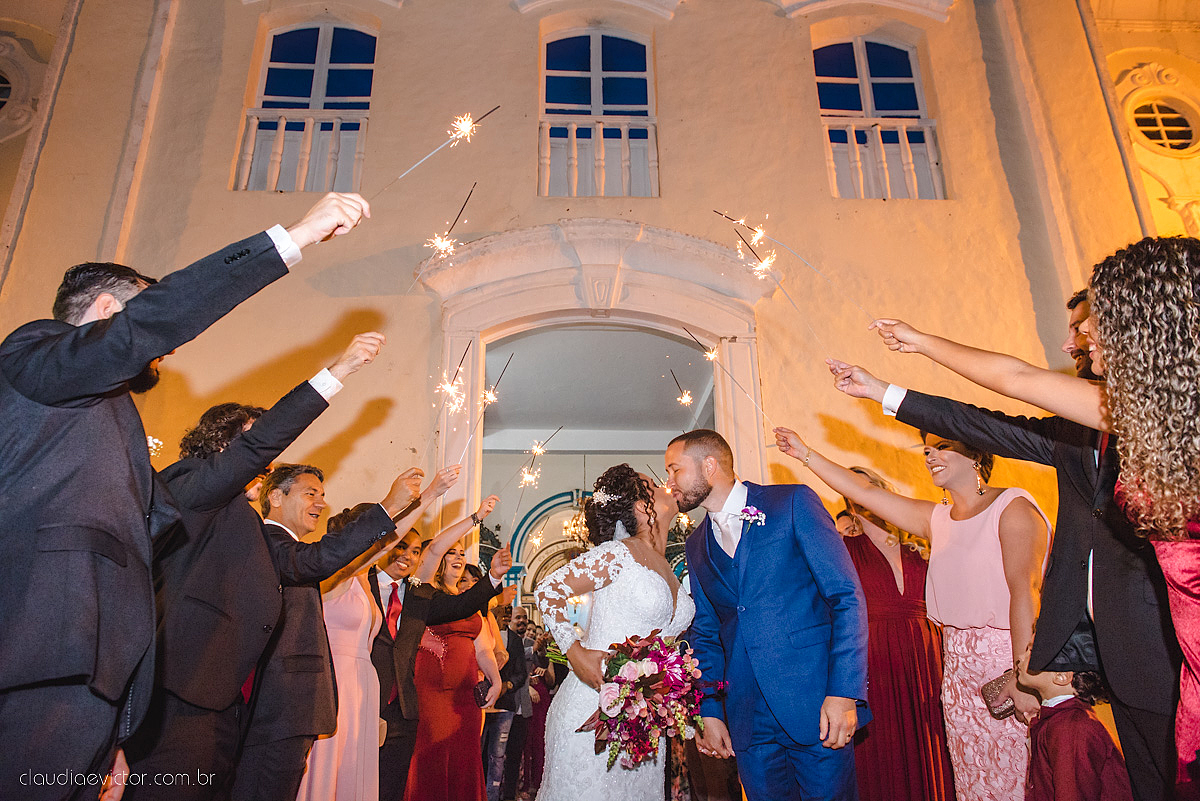 Lindo casamento realizado em serra fotografado por fotógrafos de casamento de vila velha fotógrafos de casamento de vitória fotógrafos de casamento de serra espirito santo ES vestido de noiva noivo na igreja católica e banda ao vivo