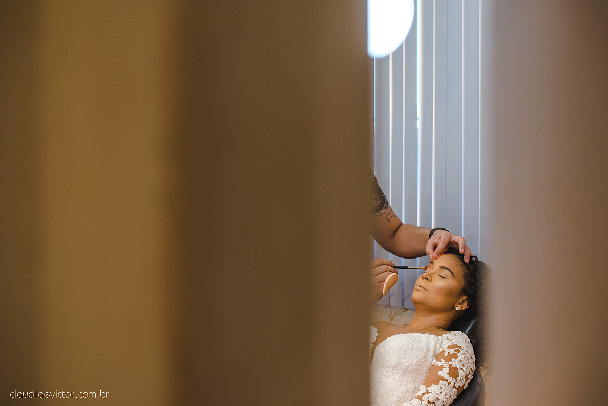 Lindo casamento realizado em serra fotografado por fotógrafos de casamento de vila velha fotógrafos de casamento de vitória fotógrafos de casamento de serra espirito santo ES vestido de noiva noivo na igreja católica e banda ao vivo