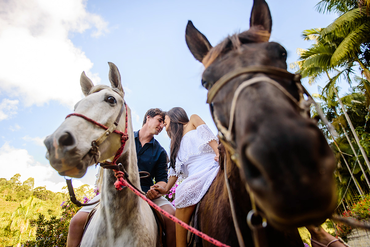 Lindo ensaio de casal feito em pedra azul na pousada dos pinhos com cavalos noivo noiva e muita alegria por fotógrafos de casamento de vila velha fotógrafos de casamento de vitória fotógrafos de casamento de serra espirito santo es