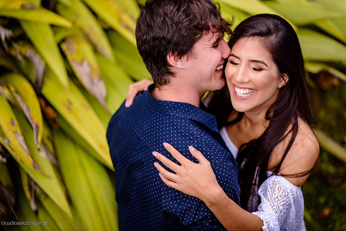 Lindo ensaio de casal feito em pedra azul na pousada dos pinhos com cavalos noivo noiva e muita alegria por fotógrafos de casamento de vila velha fotógrafos de casamento de vitória fotógrafos de casamento de serra espirito santo es