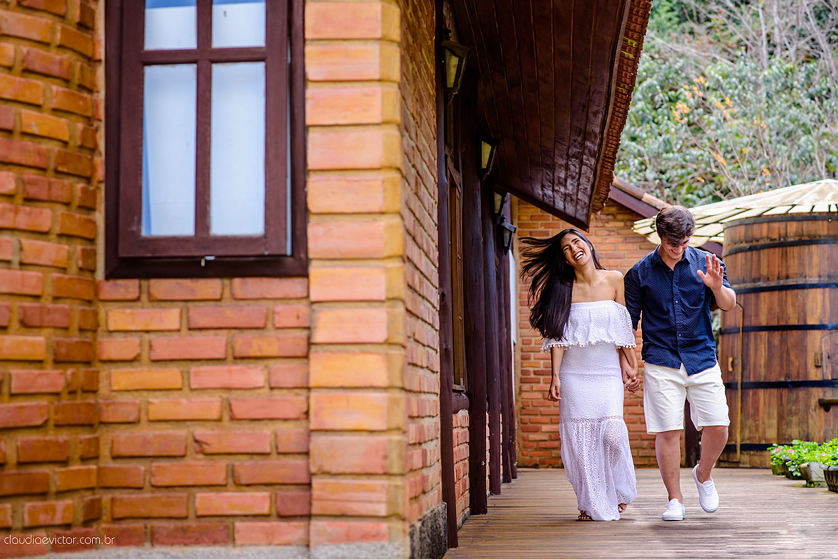 Lindo ensaio de casal feito em pedra azul na pousada dos pinhos com cavalos noivo noiva e muita alegria por fotógrafos de casamento de vila velha fotógrafos de casamento de vitória fotógrafos de casamento de serra espirito santo es