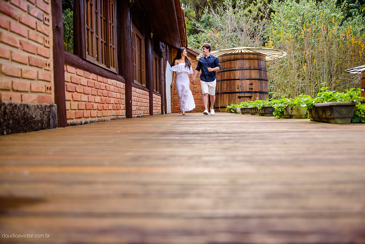 Lindo ensaio de casal feito em pedra azul na pousada dos pinhos com cavalos noivo noiva e muita alegria por fotógrafos de casamento de vila velha fotógrafos de casamento de vitória fotógrafos de casamento de serra espirito santo es