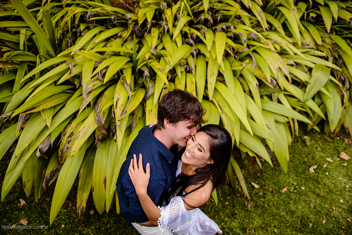 Lindo ensaio de casal feito em pedra azul na pousada dos pinhos com cavalos noivo noiva e muita alegria por fotógrafos de casamento de vila velha fotógrafos de casamento de vitória fotógrafos de casamento de serra espirito santo es