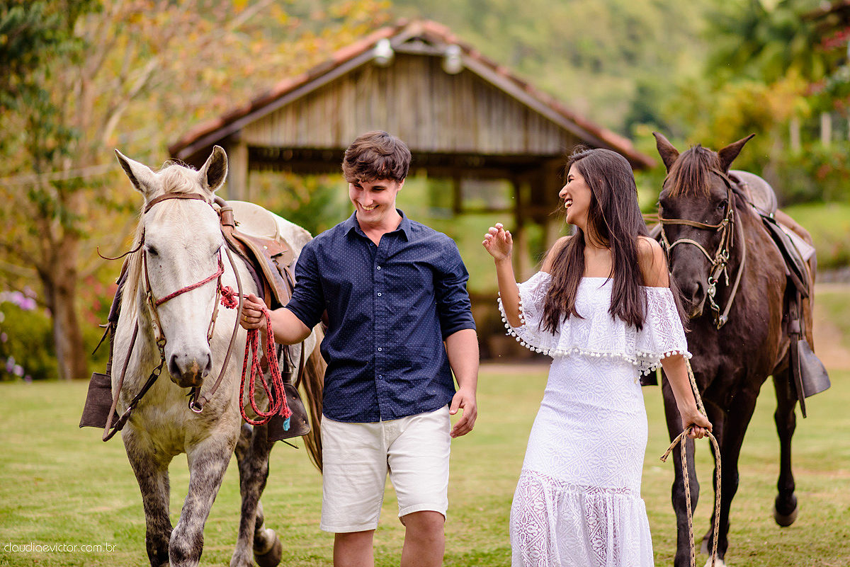 Lindo ensaio de casal feito em pedra azul na pousada dos pinhos com cavalos noivo noiva e muita alegria por fotógrafos de casamento de vila velha fotógrafos de casamento de vitória fotógrafos de casamento de serra espirito santo es