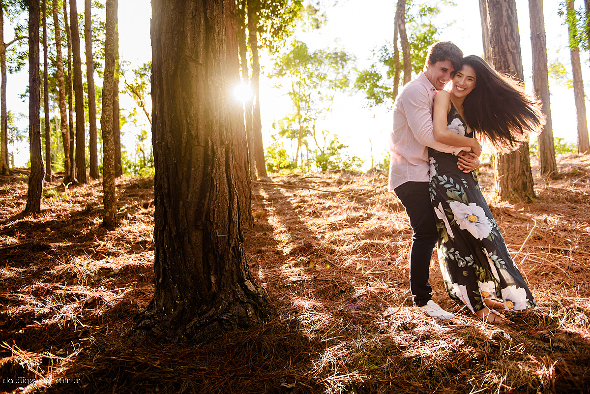 Lindo ensaio de casal feito em pedra azul na pousada dos pinhos com cavalos noivo noiva e muita alegria por fotógrafos de casamento de vila velha fotógrafos de casamento de vitória fotógrafos de casamento de serra espirito santo es