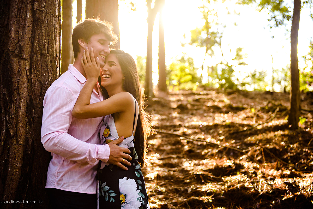 Lindo ensaio de casal feito em pedra azul na pousada dos pinhos com cavalos noivo noiva e muita alegria por fotógrafos de casamento de vila velha fotógrafos de casamento de vitória fotógrafos de casamento de serra espirito santo es
