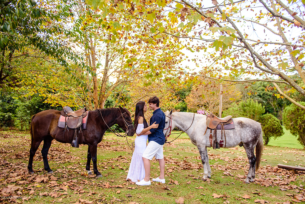 Lindo ensaio de casal feito em pedra azul na pousada dos pinhos com cavalos noivo noiva e muita alegria por fotógrafos de casamento de vila velha fotógrafos de casamento de vitória fotógrafos de casamento de serra espirito santo es