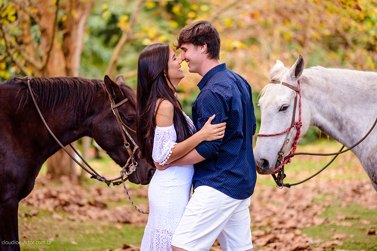 Lindo ensaio de casal feito em pedra azul na pousada dos pinhos com cavalos noivo noiva e muita alegria por fotógrafos de casamento de vila velha fotógrafos de casamento de vitória fotógrafos de casamento de serra espirito santo es
