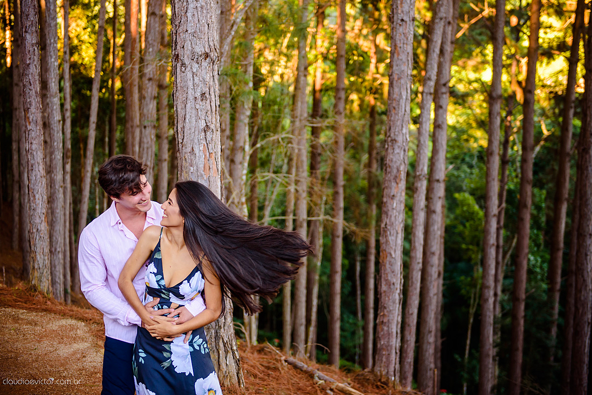 Lindo ensaio de casal feito em pedra azul na pousada dos pinhos com cavalos noivo noiva e muita alegria por fotógrafos de casamento de vila velha fotógrafos de casamento de vitória fotógrafos de casamento de serra espirito santo es