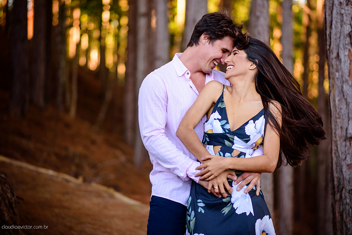 Lindo ensaio de casal feito em pedra azul na pousada dos pinhos com cavalos noivo noiva e muita alegria por fotógrafos de casamento de vila velha fotógrafos de casamento de vitória fotógrafos de casamento de serra espirito santo es
