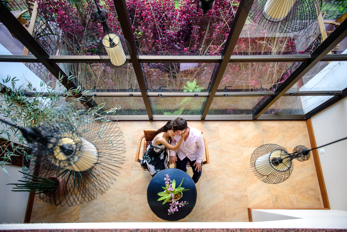 Lindo ensaio de casal feito em pedra azul na pousada dos pinhos com cavalos noivo noiva e muita alegria por fotógrafos de casamento de vila velha fotógrafos de casamento de vitória fotógrafos de casamento de serra espirito santo es