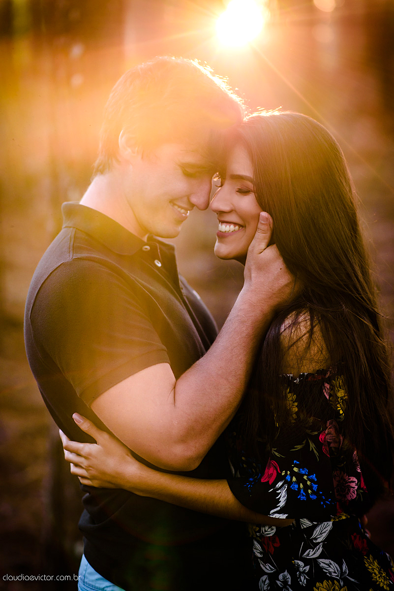 Lindo ensaio de casal feito em pedra azul na pousada dos pinhos com cavalos noivo noiva e muita alegria por fotógrafos de casamento de vila velha fotógrafos de casamento de vitória fotógrafos de casamento de serra espirito santo es