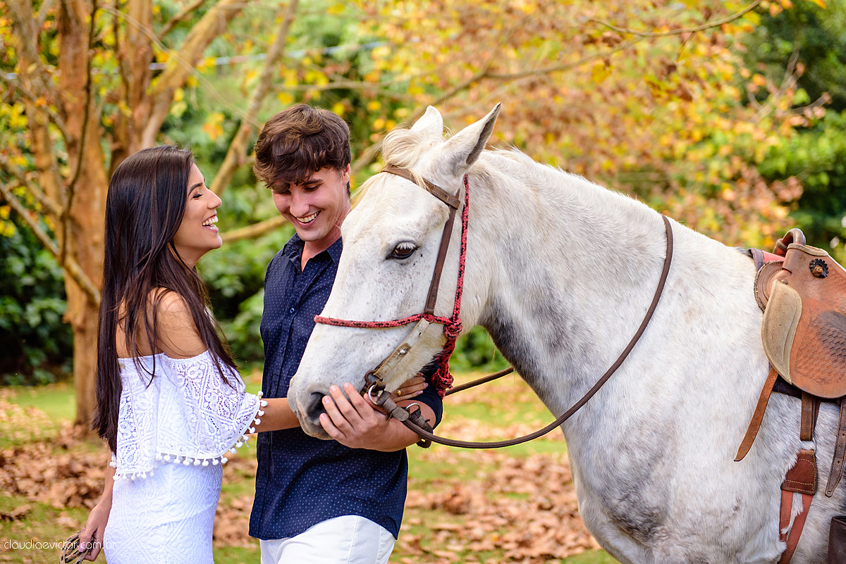 Lindo ensaio de casal feito em pedra azul na pousada dos pinhos com cavalos noivo noiva e muita alegria por fotógrafos de casamento de vila velha fotógrafos de casamento de vitória fotógrafos de casamento de serra espirito santo es
