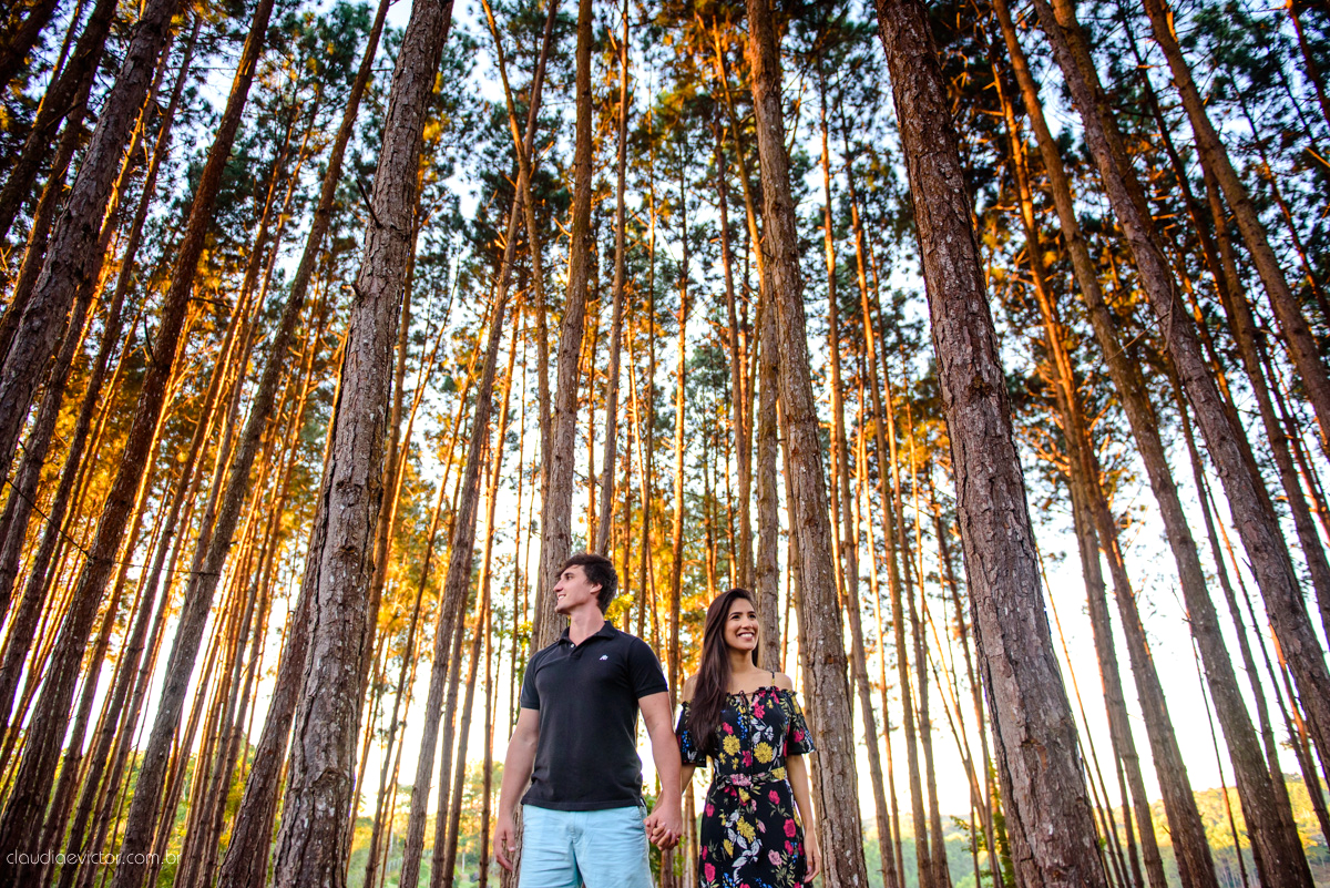 Lindo ensaio de casal feito em pedra azul na pousada dos pinhos com cavalos noivo noiva e muita alegria por fotógrafos de casamento de vila velha fotógrafos de casamento de vitória fotógrafos de casamento de serra espirito santo es