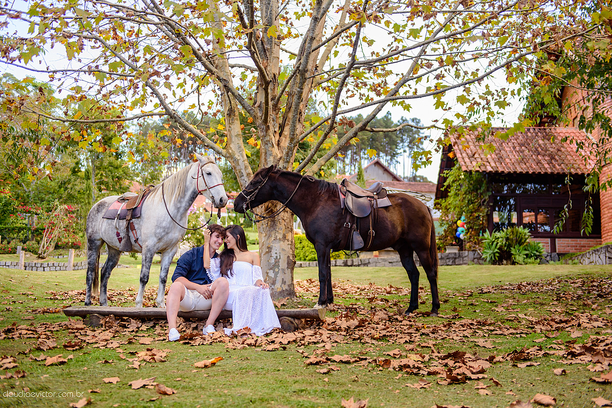 Lindo ensaio de casal feito em pedra azul na pousada dos pinhos com cavalos noivo noiva e muita alegria por fotógrafos de casamento de vila velha fotógrafos de casamento de vitória fotógrafos de casamento de serra espirito santo es