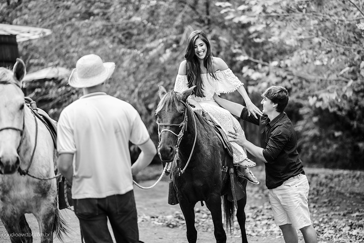 Lindo ensaio de casal feito em pedra azul na pousada dos pinhos com cavalos noivo noiva e muita alegria por fotógrafos de casamento de vila velha fotógrafos de casamento de vitória fotógrafos de casamento de serra espirito santo es