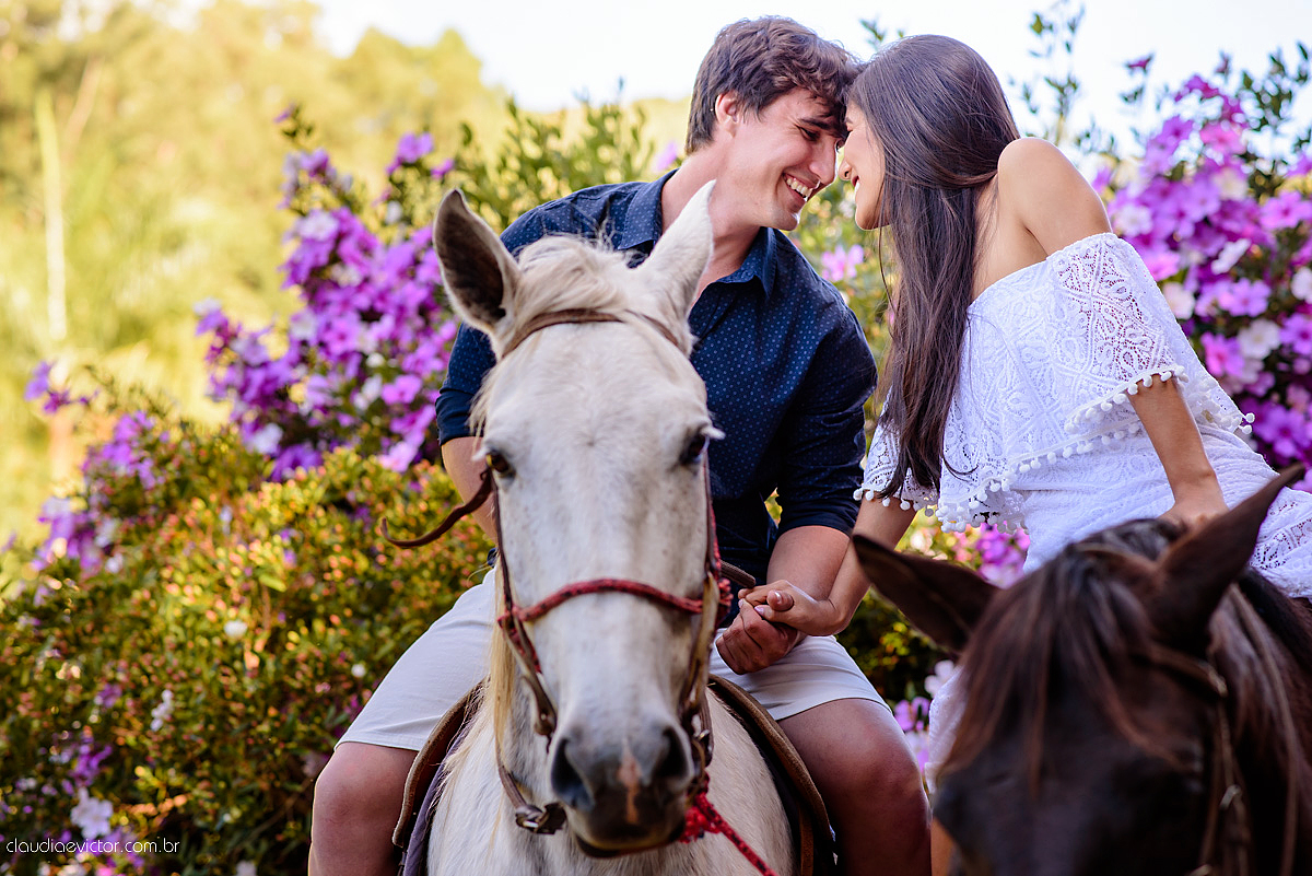 Lindo ensaio de casal feito em pedra azul na pousada dos pinhos com cavalos noivo noiva e muita alegria por fotógrafos de casamento de vila velha fotógrafos de casamento de vitória fotógrafos de casamento de serra espirito santo es