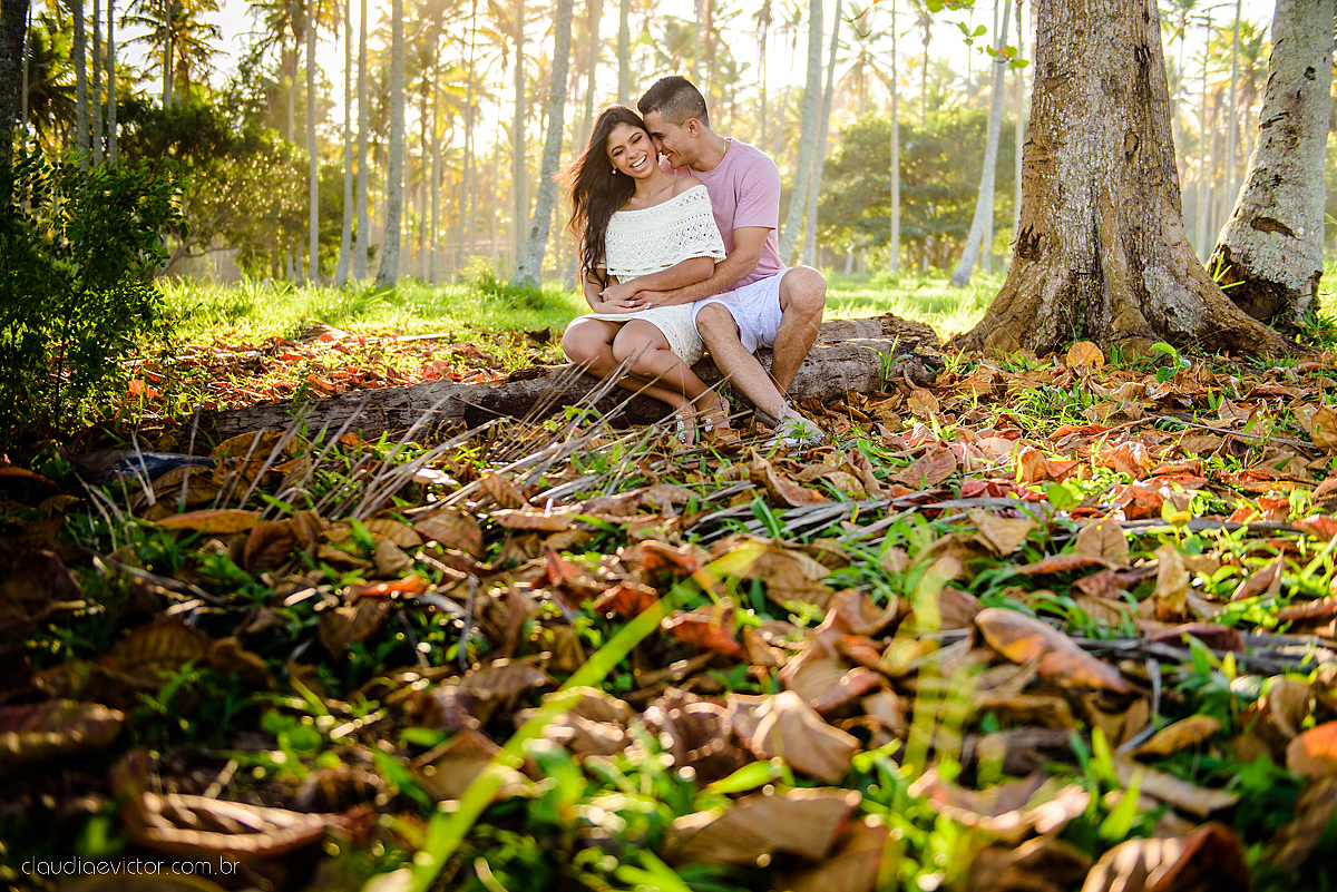 Lindo ensaio namoro realizado em aracruz na praia de coqueiral por fotógrafos de casamento de vila velha fotógrafos de casamento de vitória fotógrafos de casamento de serra espirito santo es com noivo noiva e por do sol