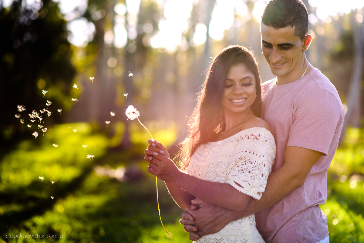 Lindo ensaio namoro realizado em aracruz na praia de coqueiral por fotógrafos de casamento de vila velha fotógrafos de casamento de vitória fotógrafos de casamento de serra espirito santo es com noivo noiva e por do sol