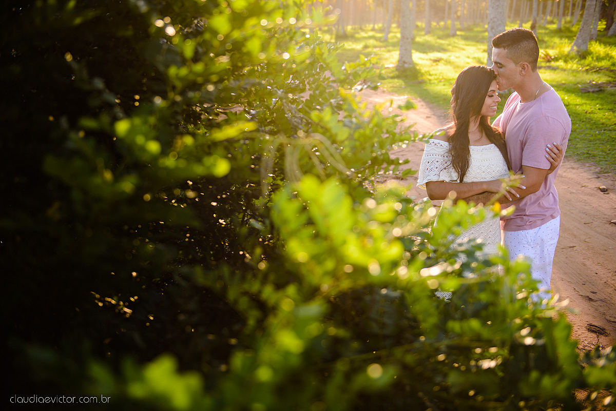Lindo ensaio namoro realizado em aracruz na praia de coqueiral por fotógrafos de casamento de vila velha fotógrafos de casamento de vitória fotógrafos de casamento de serra espirito santo es com noivo noiva e por do sol