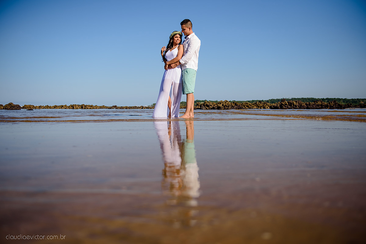 Lindo ensaio namoro realizado em aracruz na praia de coqueiral por fotógrafos de casamento de vila velha fotógrafos de casamento de vitória fotógrafos de casamento de serra espirito santo es com noivo noiva e por do sol