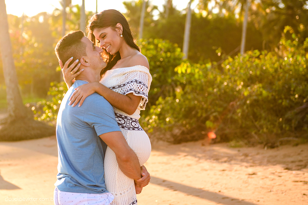 Lindo ensaio namoro realizado em aracruz na praia de coqueiral por fotógrafos de casamento de vila velha fotógrafos de casamento de vitória fotógrafos de casamento de serra espirito santo es com noivo noiva e por do sol