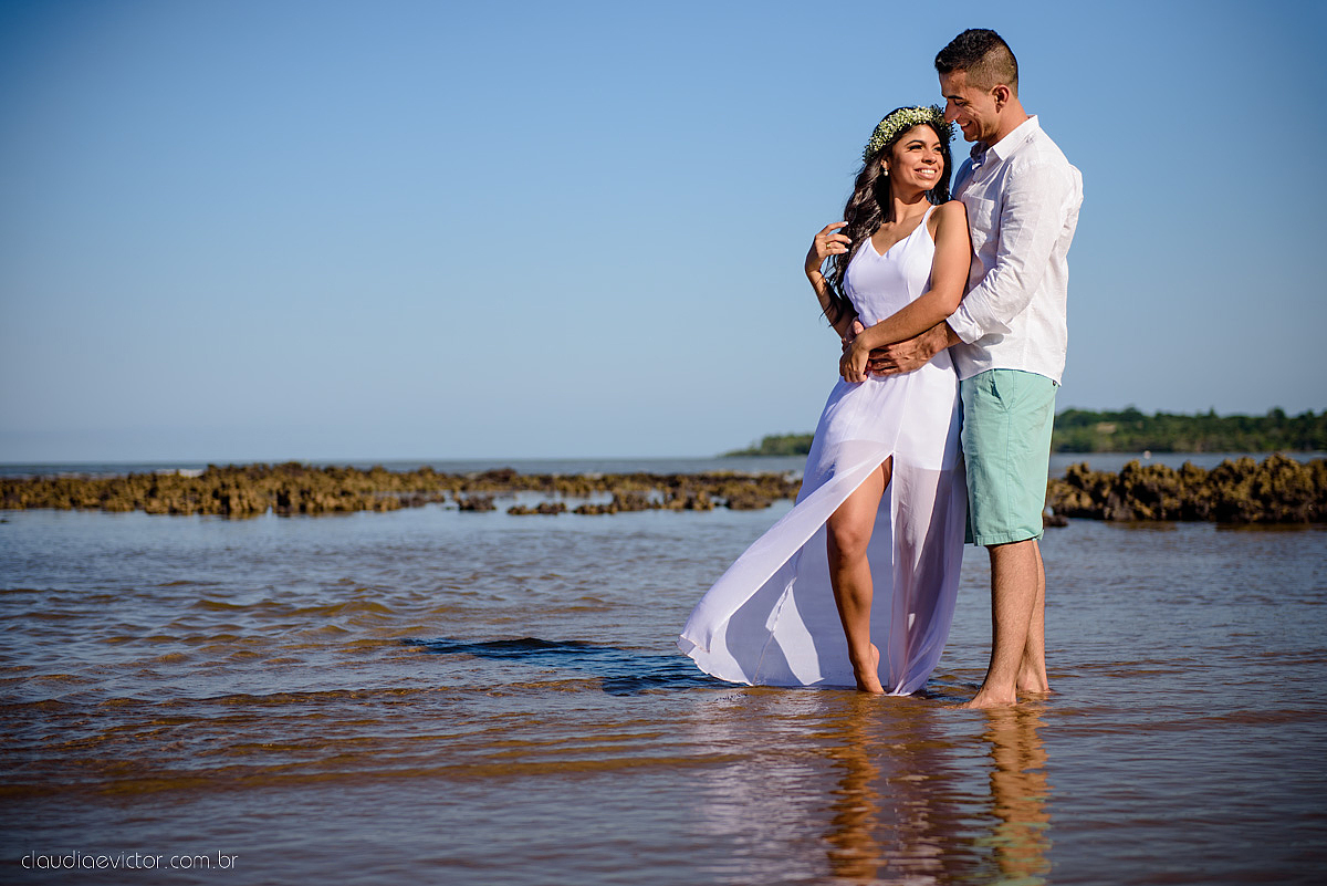 Lindo ensaio namoro realizado em aracruz na praia de coqueiral por fotógrafos de casamento de vila velha fotógrafos de casamento de vitória fotógrafos de casamento de serra espirito santo es com noivo noiva e por do sol