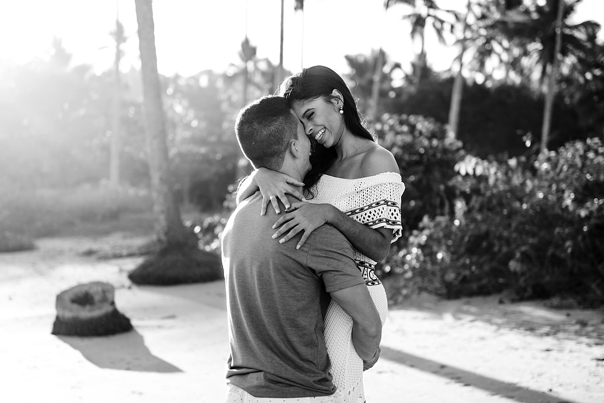 Lindo ensaio namoro realizado em aracruz na praia de coqueiral por fotógrafos de casamento de vila velha fotógrafos de casamento de vitória fotógrafos de casamento de serra espirito santo es com noivo noiva e por do sol