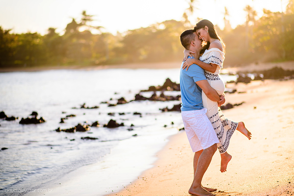 Lindo ensaio namoro realizado em aracruz na praia de coqueiral por fotógrafos de casamento de vila velha fotógrafos de casamento de vitória fotógrafos de casamento de serra espirito santo es com noivo noiva e por do sol