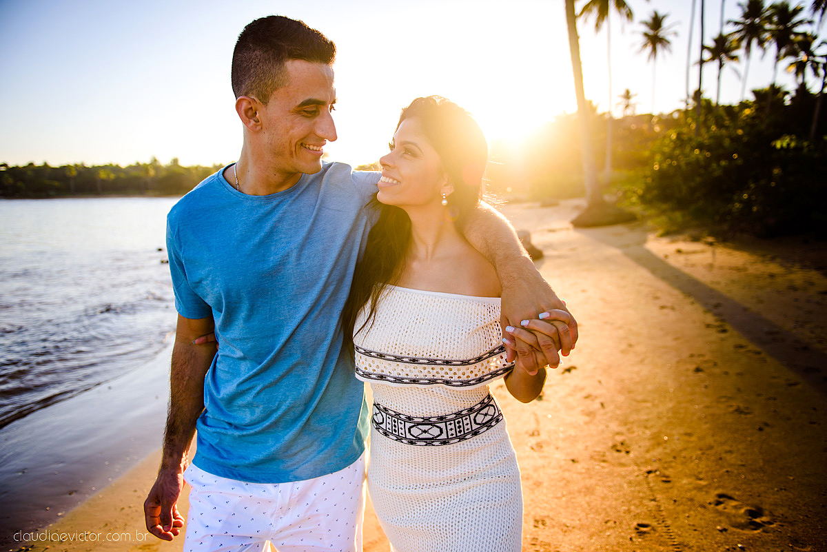 Lindo ensaio namoro realizado em aracruz na praia de coqueiral por fotógrafos de casamento de vila velha fotógrafos de casamento de vitória fotógrafos de casamento de serra espirito santo es com noivo noiva e por do sol