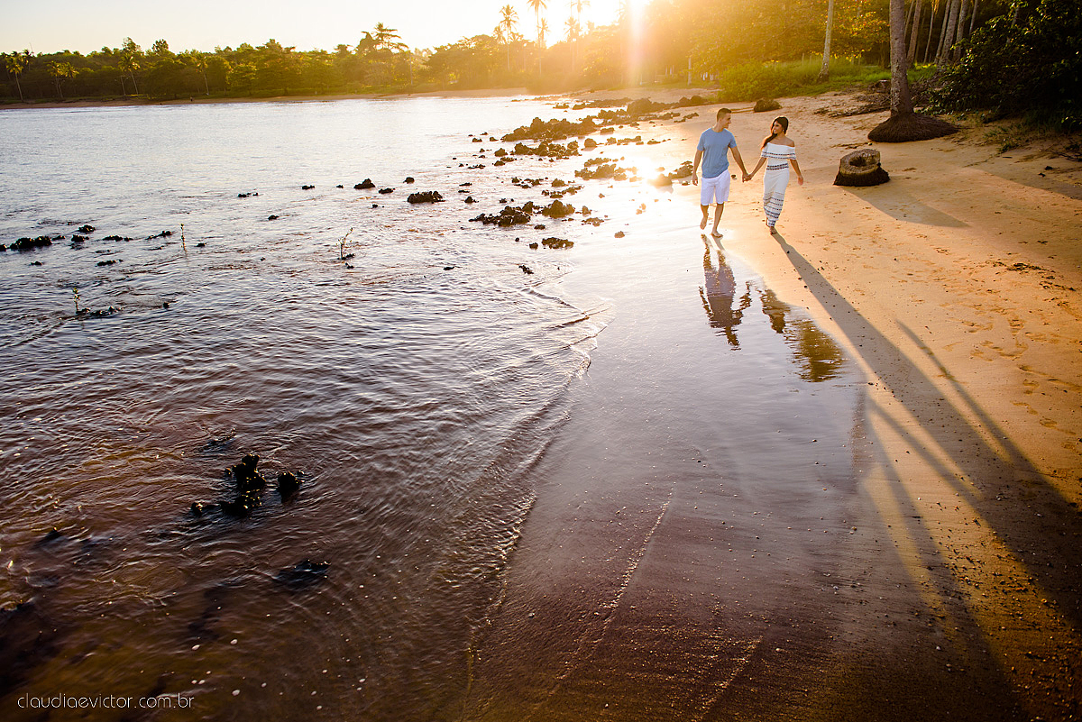 Lindo ensaio namoro realizado em aracruz na praia de coqueiral por fotógrafos de casamento de vila velha fotógrafos de casamento de vitória fotógrafos de casamento de serra espirito santo es com noivo noiva e por do sol