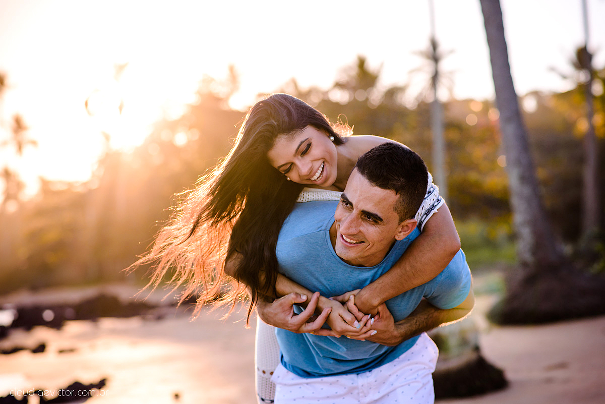Lindo ensaio namoro realizado em aracruz na praia de coqueiral por fotógrafos de casamento de vila velha fotógrafos de casamento de vitória fotógrafos de casamento de serra espirito santo es com noivo noiva e por do sol