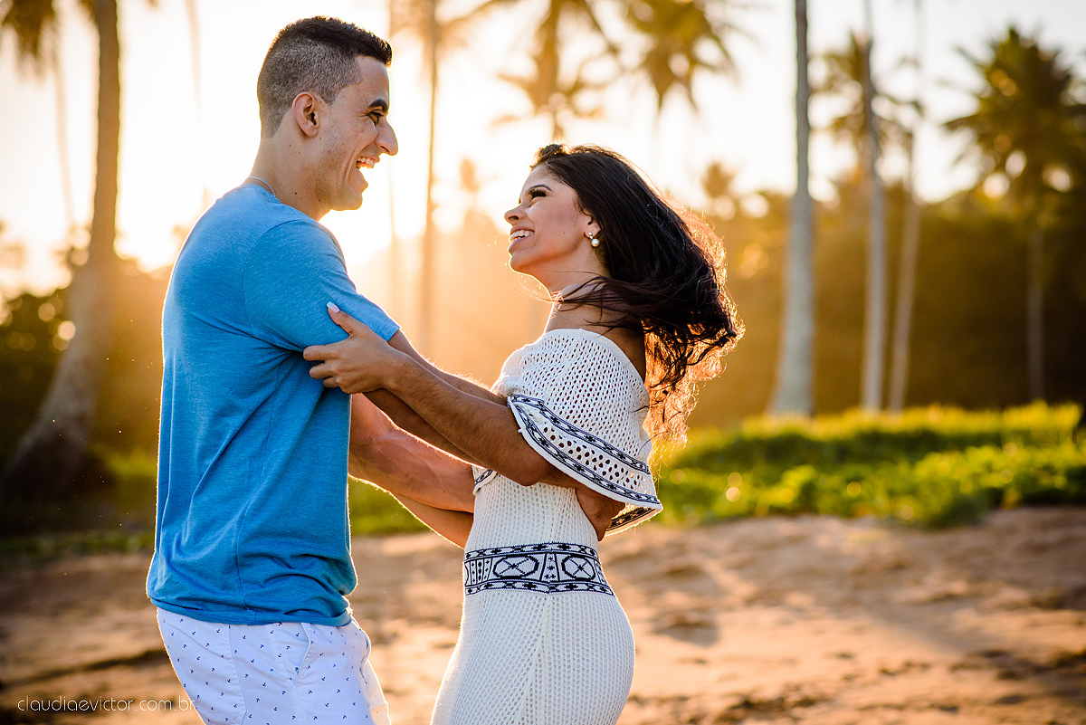 Lindo ensaio namoro realizado em aracruz na praia de coqueiral por fotógrafos de casamento de vila velha fotógrafos de casamento de vitória fotógrafos de casamento de serra espirito santo es com noivo noiva e por do sol