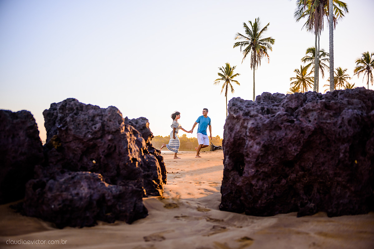 Lindo ensaio namoro realizado em aracruz na praia de coqueiral por fotógrafos de casamento de vila velha fotógrafos de casamento de vitória fotógrafos de casamento de serra espirito santo es com noivo noiva e por do sol