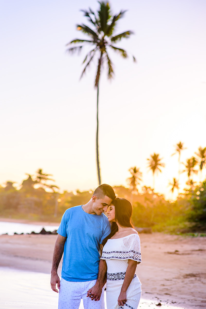 Lindo ensaio namoro realizado em aracruz na praia de coqueiral por fotógrafos de casamento de vila velha fotógrafos de casamento de vitória fotógrafos de casamento de serra espirito santo es com noivo noiva e por do sol