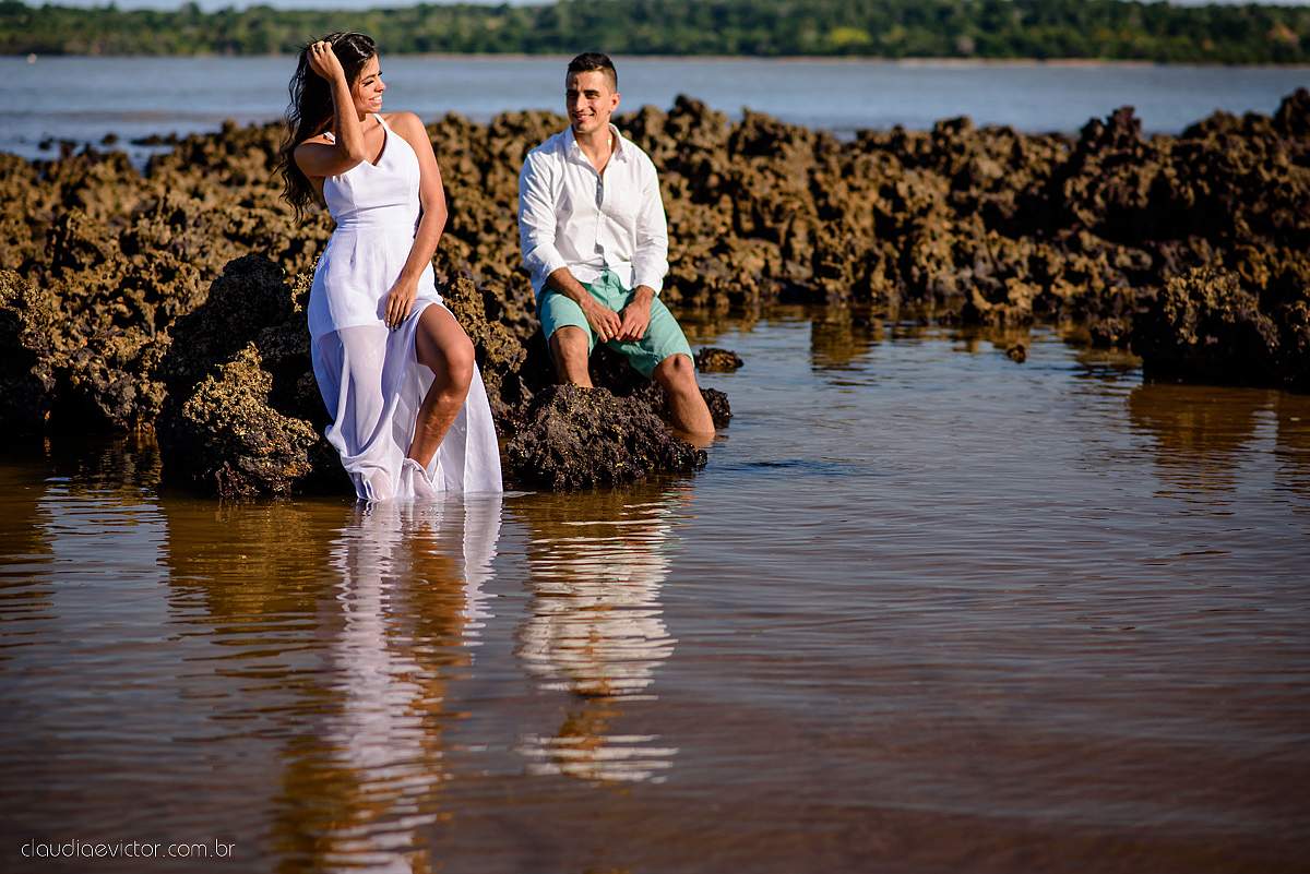 Lindo ensaio namoro realizado em aracruz na praia de coqueiral por fotógrafos de casamento de vila velha fotógrafos de casamento de vitória fotógrafos de casamento de serra espirito santo es com noivo noiva e por do sol