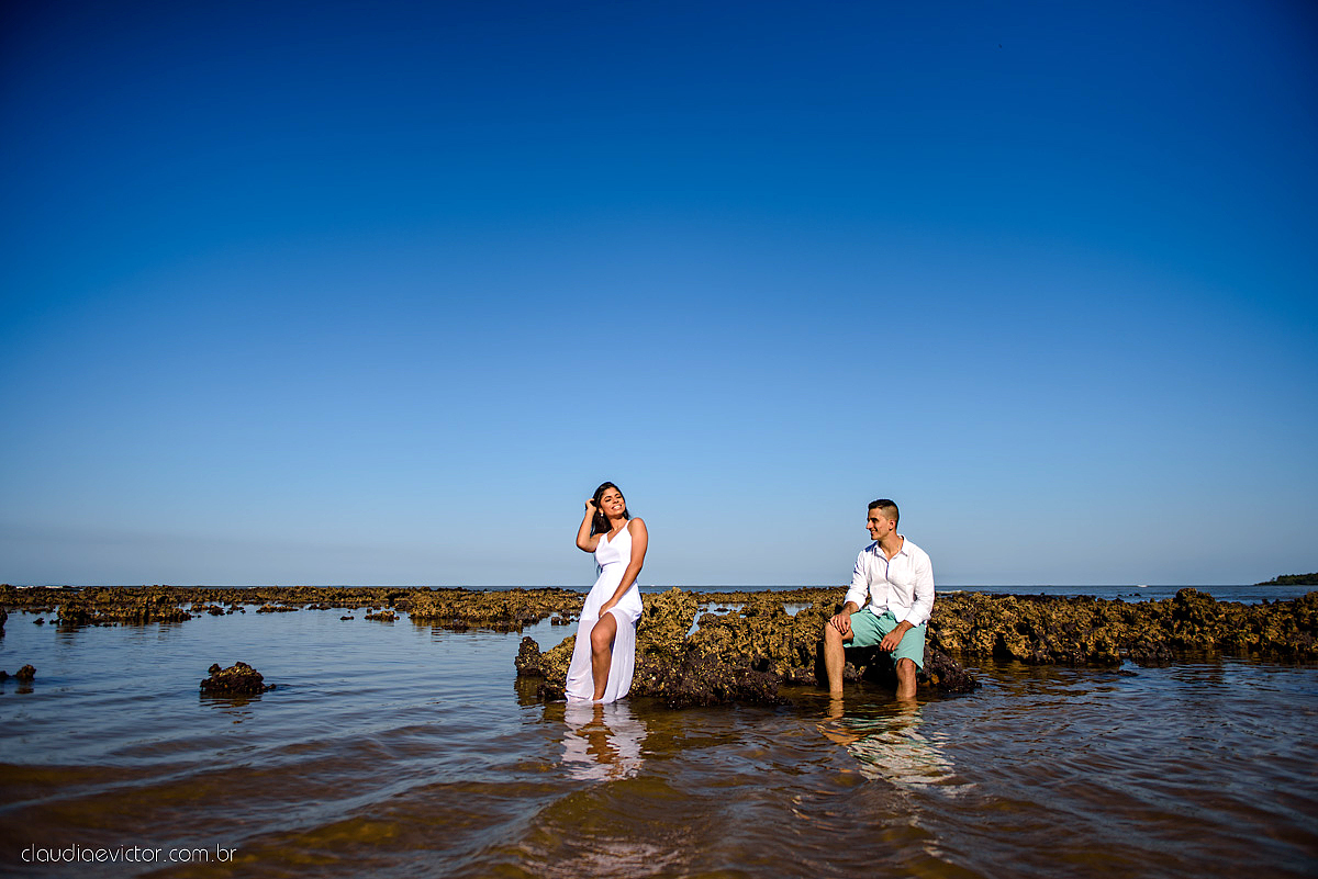 Lindo ensaio namoro realizado em aracruz na praia de coqueiral por fotógrafos de casamento de vila velha fotógrafos de casamento de vitória fotógrafos de casamento de serra espirito santo es com noivo noiva e por do sol