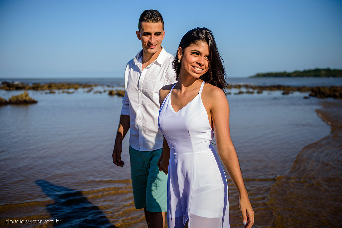 Lindo ensaio namoro realizado em aracruz na praia de coqueiral por fotógrafos de casamento de vila velha fotógrafos de casamento de vitória fotógrafos de casamento de serra espirito santo es com noivo noiva e por do sol
