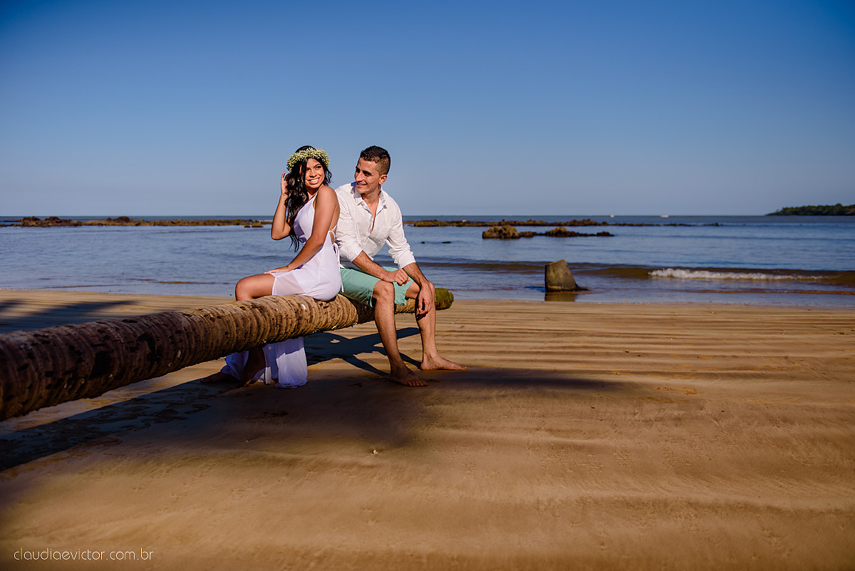 Lindo ensaio namoro realizado em aracruz na praia de coqueiral por fotógrafos de casamento de vila velha fotógrafos de casamento de vitória fotógrafos de casamento de serra espirito santo es com noivo noiva e por do sol