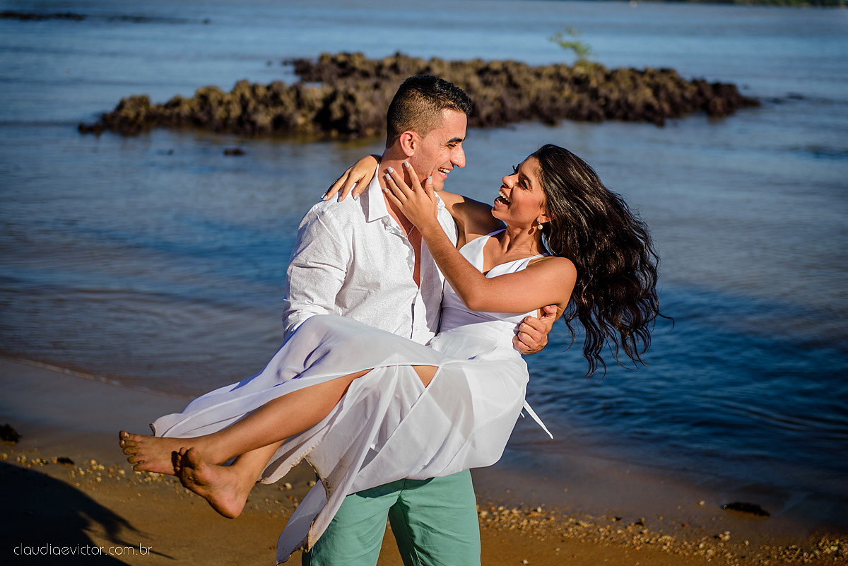Lindo ensaio namoro realizado em aracruz na praia de coqueiral por fotógrafos de casamento de vila velha fotógrafos de casamento de vitória fotógrafos de casamento de serra espirito santo es com noivo noiva e por do sol