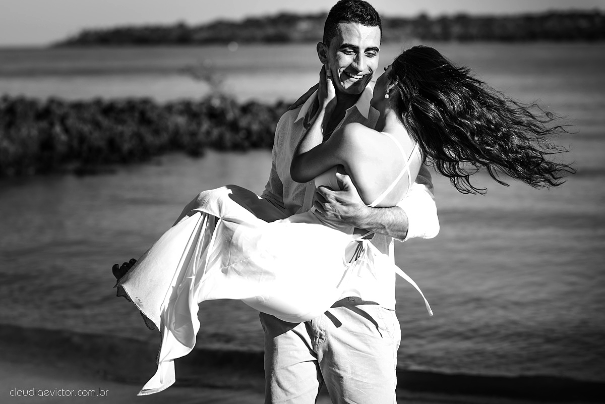 Lindo ensaio namoro realizado em aracruz na praia de coqueiral por fotógrafos de casamento de vila velha fotógrafos de casamento de vitória fotógrafos de casamento de serra espirito santo es com noivo noiva e por do sol