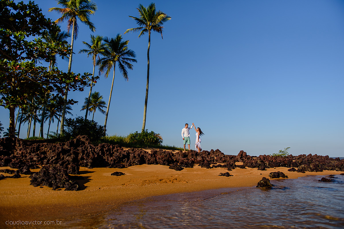 Lindo ensaio namoro realizado em aracruz na praia de coqueiral por fotógrafos de casamento de vila velha fotógrafos de casamento de vitória fotógrafos de casamento de serra espirito santo es com noivo noiva e por do sol