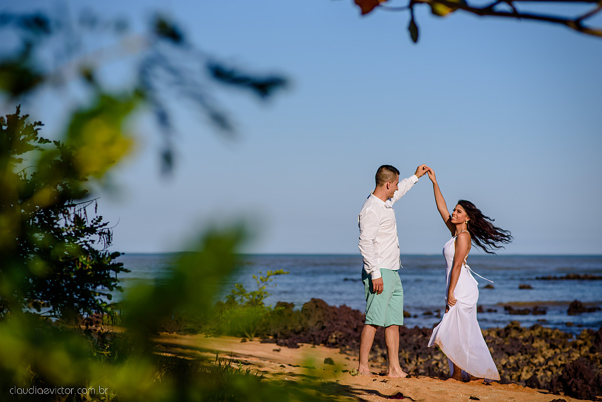 Lindo ensaio namoro realizado em aracruz na praia de coqueiral por fotógrafos de casamento de vila velha fotógrafos de casamento de vitória fotógrafos de casamento de serra espirito santo es com noivo noiva e por do sol