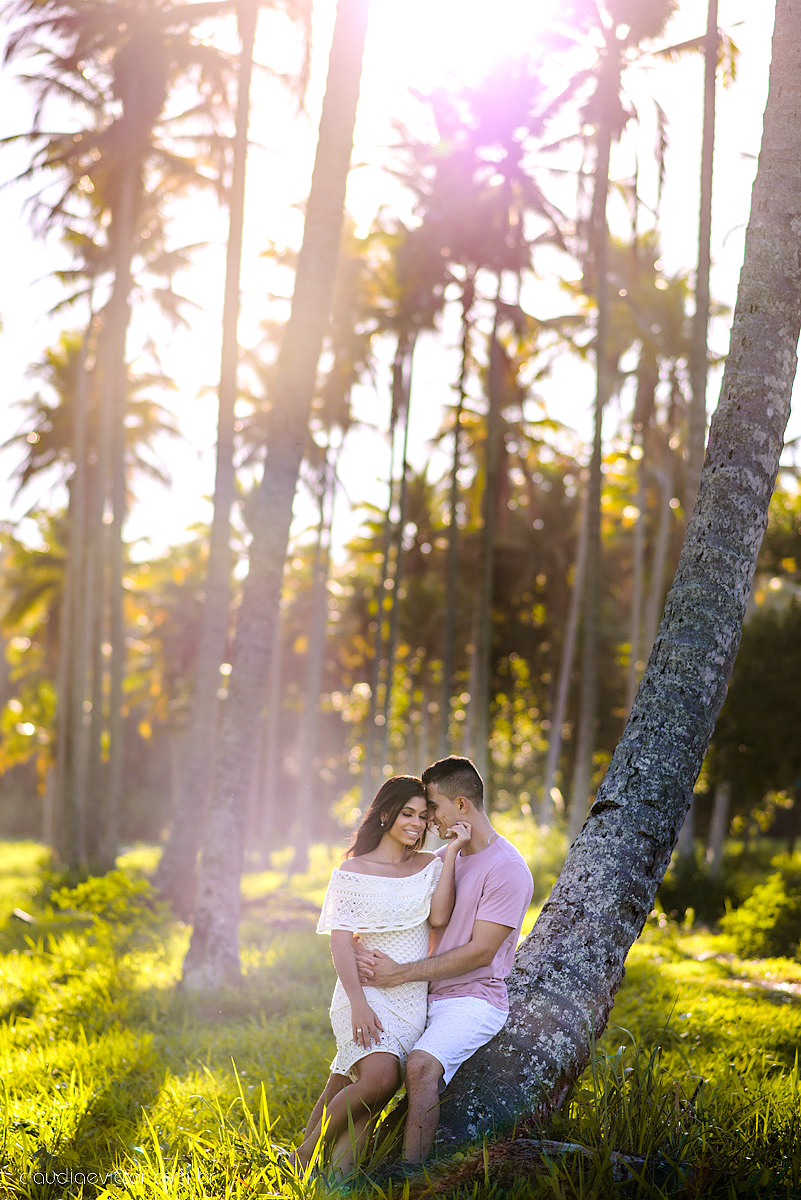 Lindo ensaio namoro realizado em aracruz na praia de coqueiral por fotógrafos de casamento de vila velha fotógrafos de casamento de vitória fotógrafos de casamento de serra espirito santo es com noivo noiva e por do sol