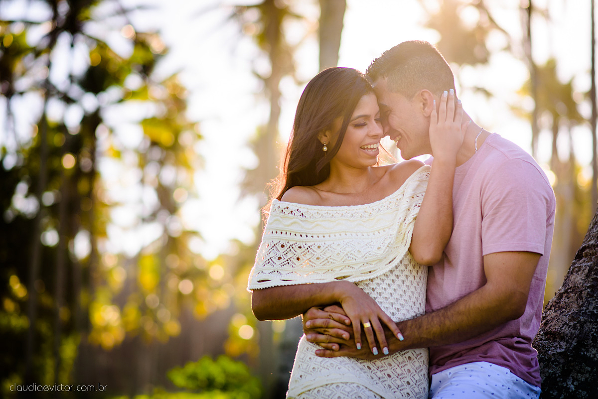 Lindo ensaio namoro realizado em aracruz na praia de coqueiral por fotógrafos de casamento de vila velha fotógrafos de casamento de vitória fotógrafos de casamento de serra espirito santo es com noivo noiva e por do sol