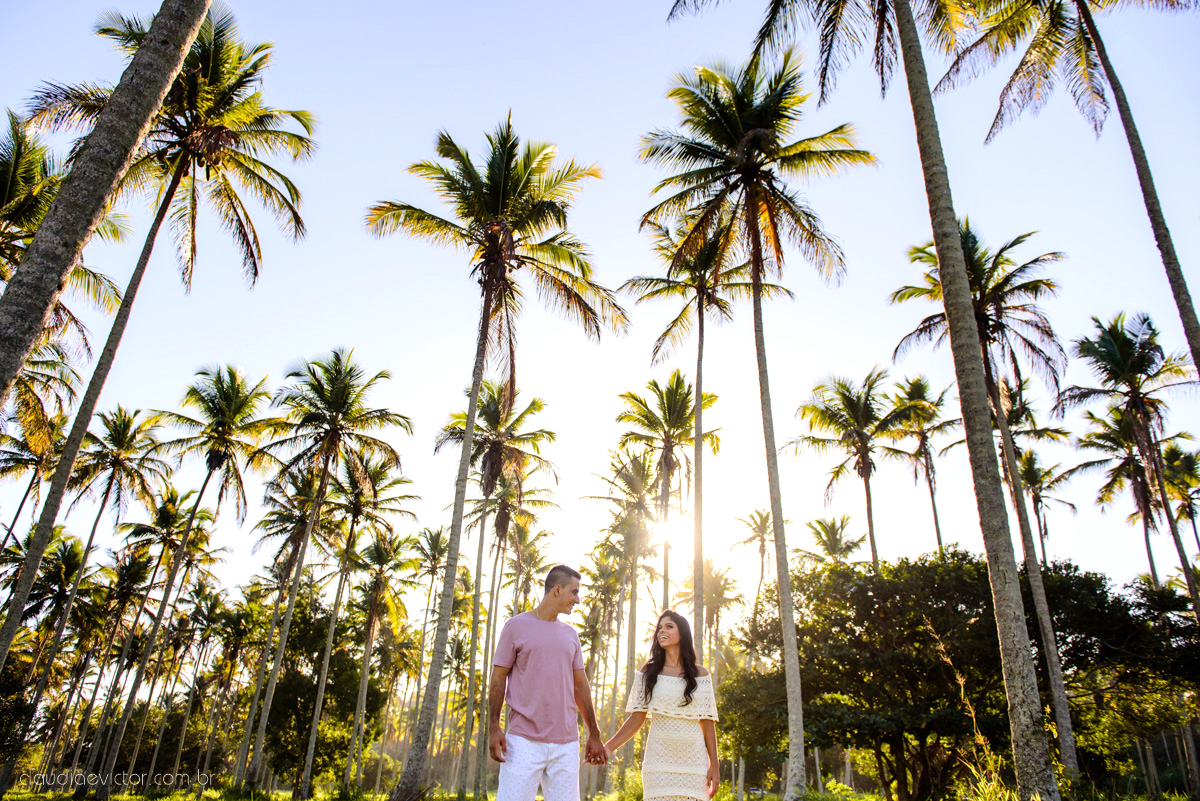 Lindo ensaio namoro realizado em aracruz na praia de coqueiral por fotógrafos de casamento de vila velha fotógrafos de casamento de vitória fotógrafos de casamento de serra espirito santo es com noivo noiva e por do sol
