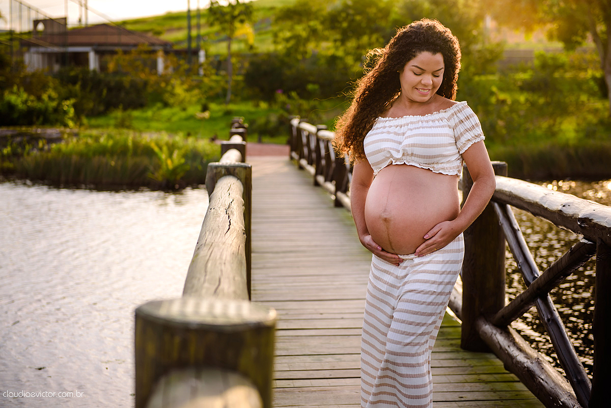 Lindo ensaio de gestante por fotógrafos de casamento de vila velha fotógrafos de casamento de vitória espirito santo es com papai mamãe e muita ansiedade e espera pela chegada do bebê Miguel com por do sol, fotos na floresta e ponte com lago