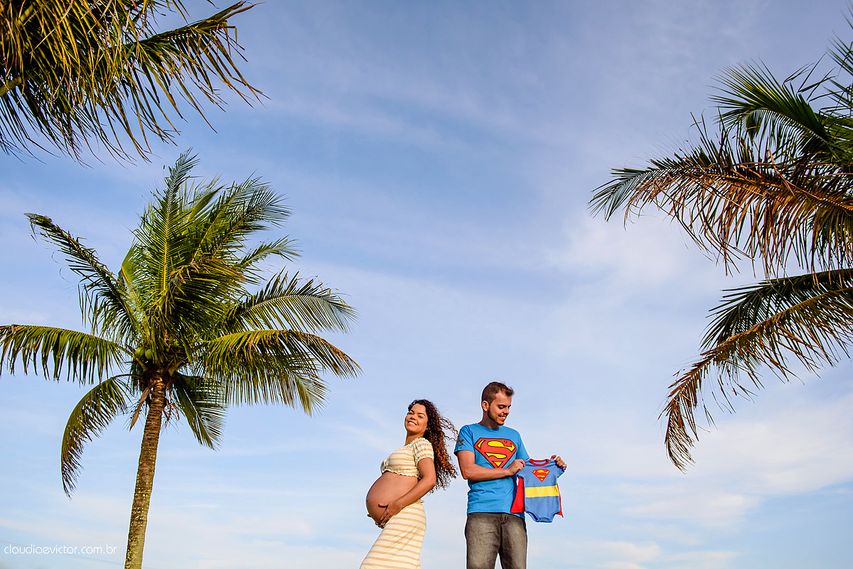 Lindo ensaio de gestante por fotógrafos de casamento de vila velha fotógrafos de casamento de vitória espirito santo es com papai mamãe e muita ansiedade e espera pela chegada do bebê Miguel com por do sol, fotos na floresta e ponte com lago